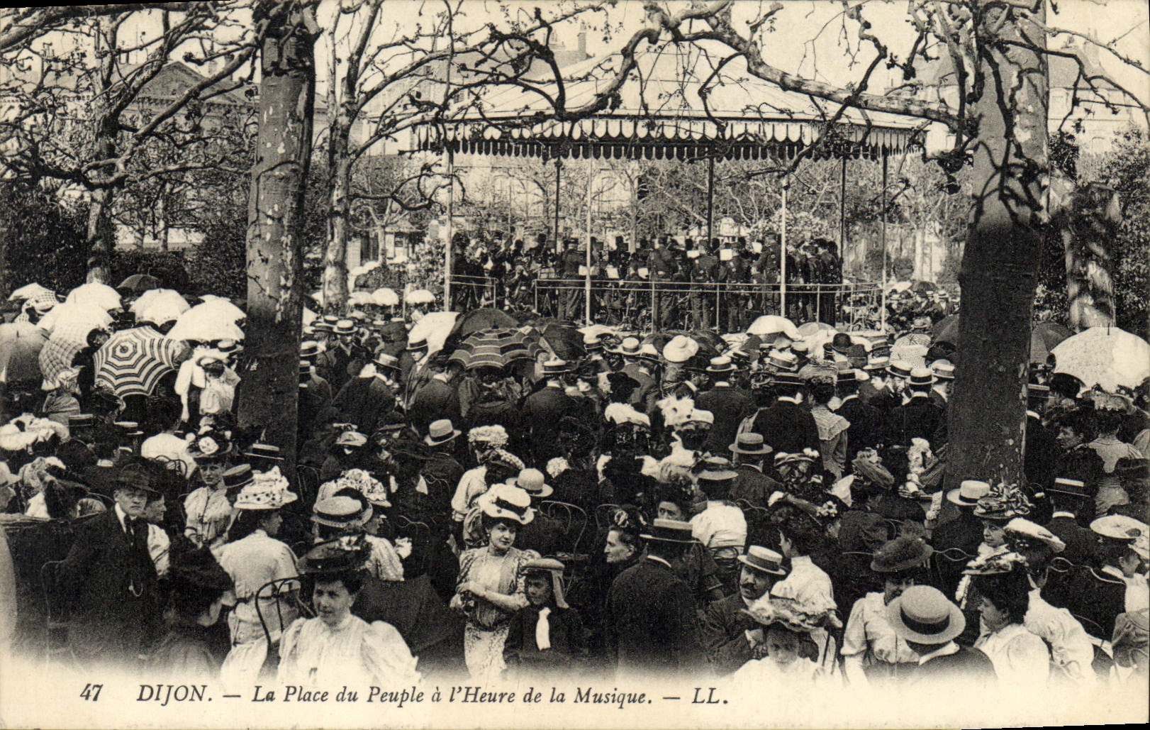 Dijon — La Place du Peuple à l'Heure de la Musique — LL. n°47