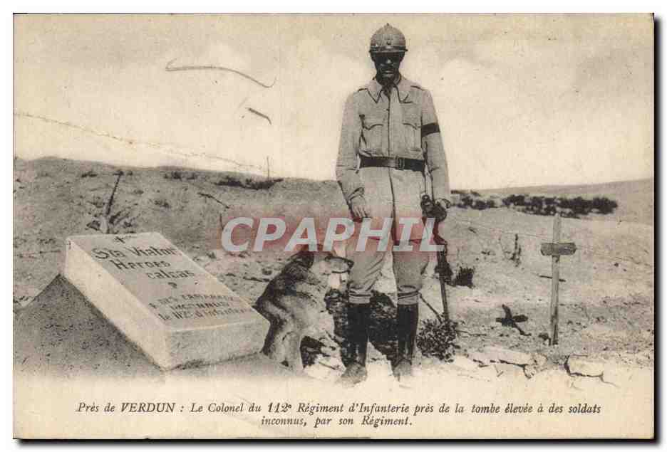 CPA Militaria Pres de Verdun le colonel du 112eme regiment d'infanterie pres de la tombe 