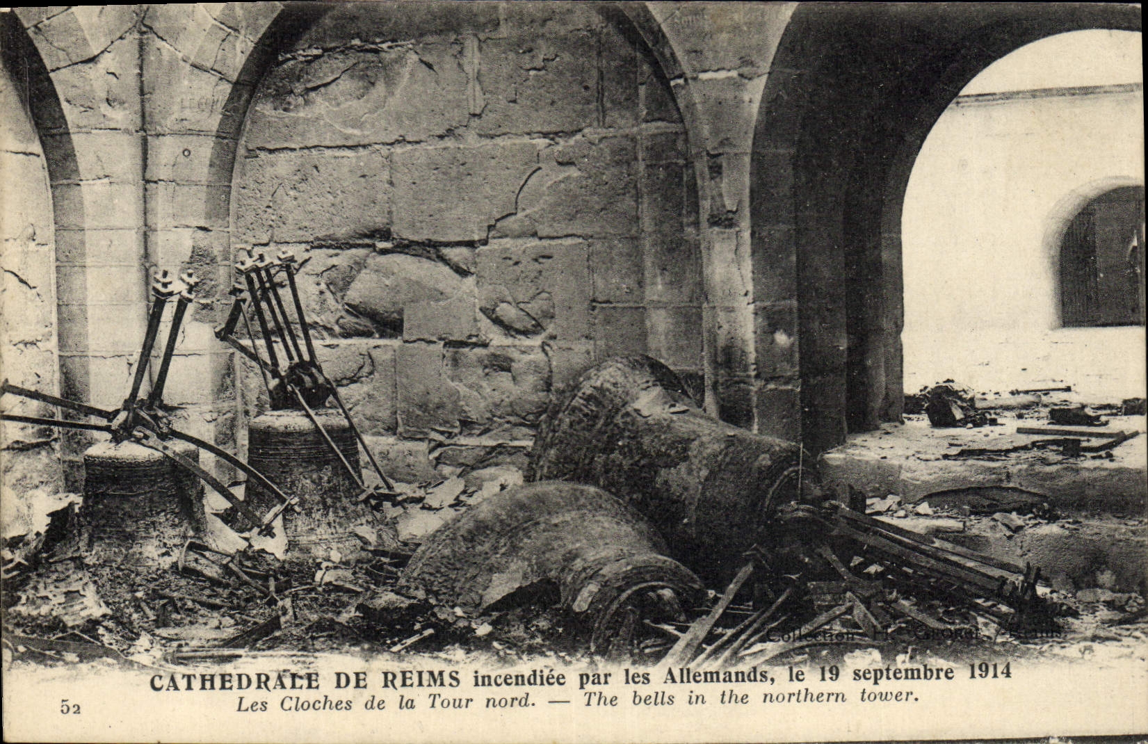 Cathédrale de Reims — Les cloches de la tour nord incendiées par les Allemands le 19 septembre 1914 — Collection La Croix, n° 52