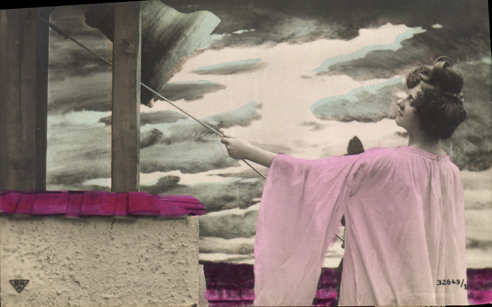 Femme en robe rose tenant un parapluie — scène de jardin — éditeur anonyme, n° 32649