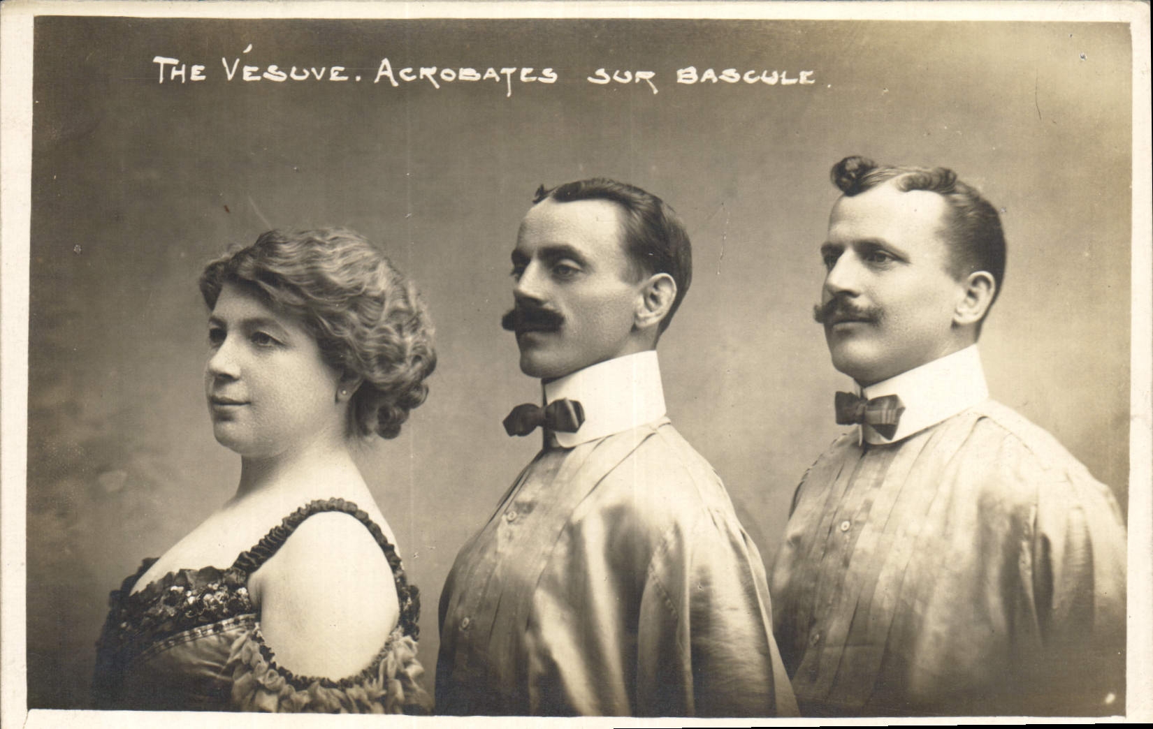 The Vésuve. Acrobates sur bascule — Photographie Louis Martin, 52, Faubourg Saint-Martin, Paris