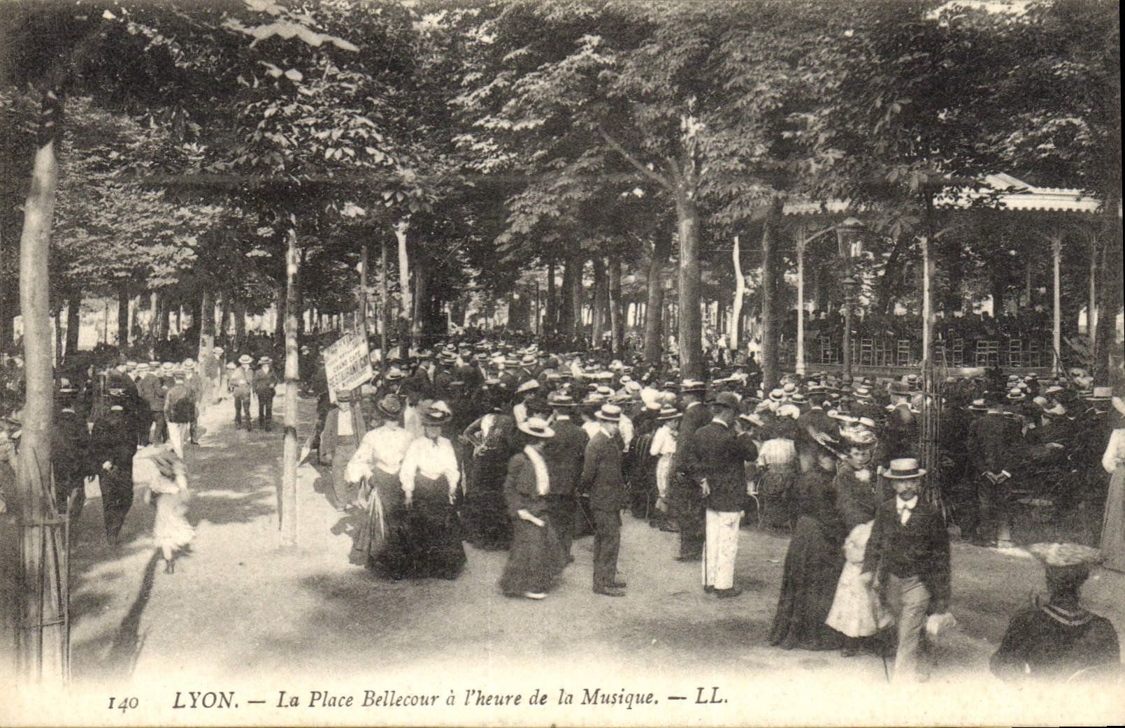 LYON — La Place Bellecour à l'heure de la Musique — LL.