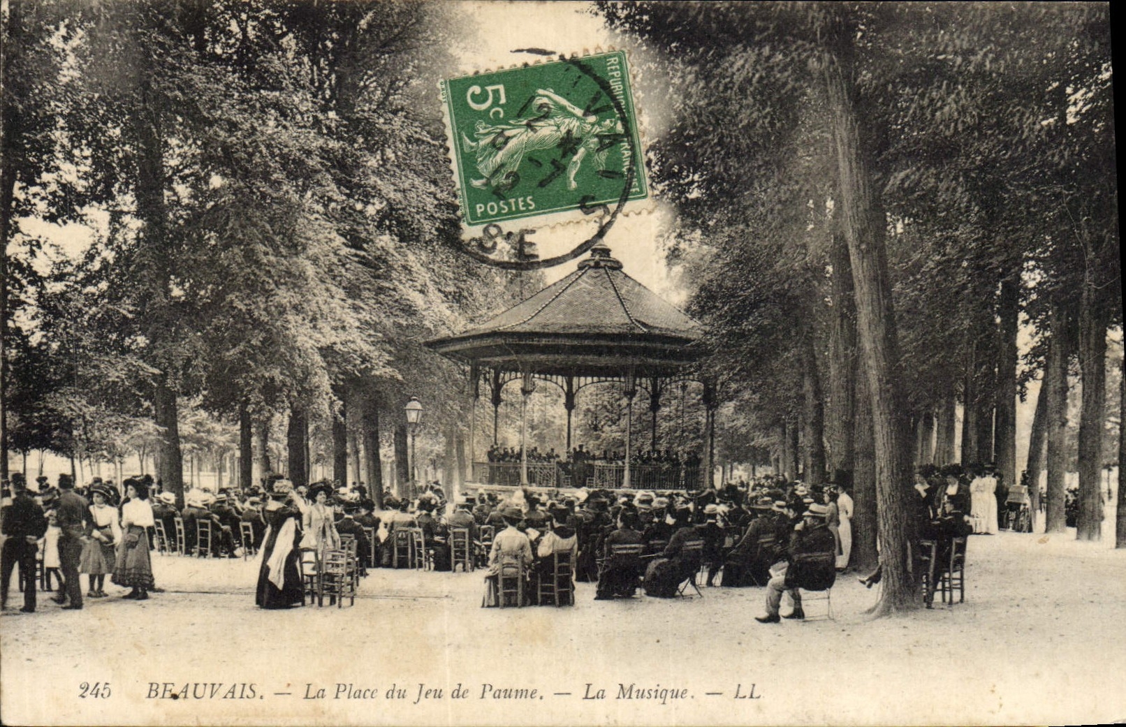 Beauvais — La Place du Jeu de Paume — La Musique — LL