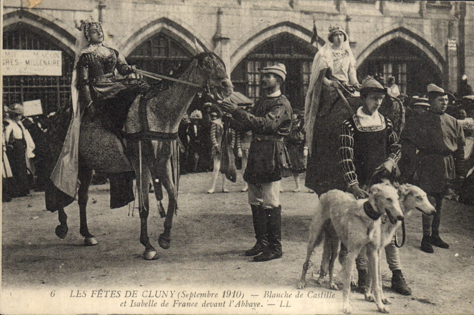 CPA Chien Chiens Levrier Les fetes de Cluny Septembre 1910 Blanche de Castille et Isabelle de France devant l'abbaye 