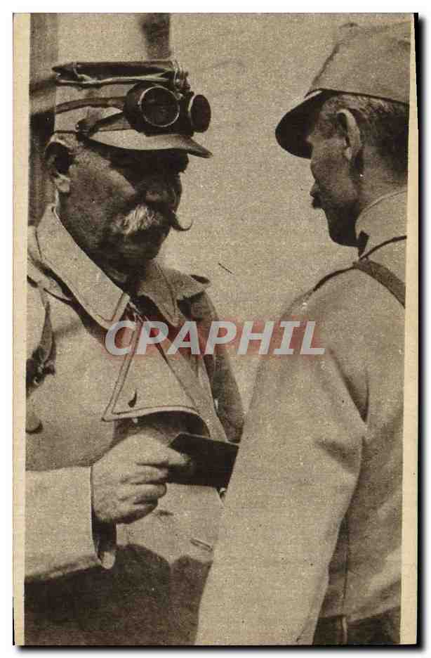Général à la casquette avec lunettes de protection — conversation avec un autre militaire — photographie de la collection privée de M. Guyot