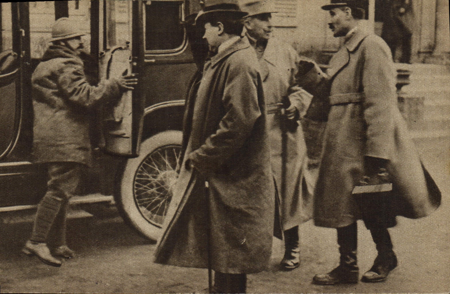 Group of men near a car — Private Collection of Mr. Guyot — Illustrated Photographer, Paris