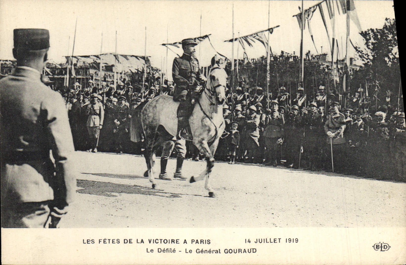CPA Militaria Les Fetes de la Victoire a Paris 14 juillet 1919 Le defile le general Gouraud 