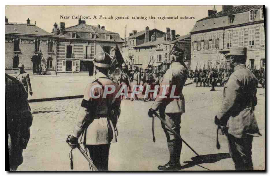 Un général français saluant les couleurs du régiment — près du front — éditeur non identifié