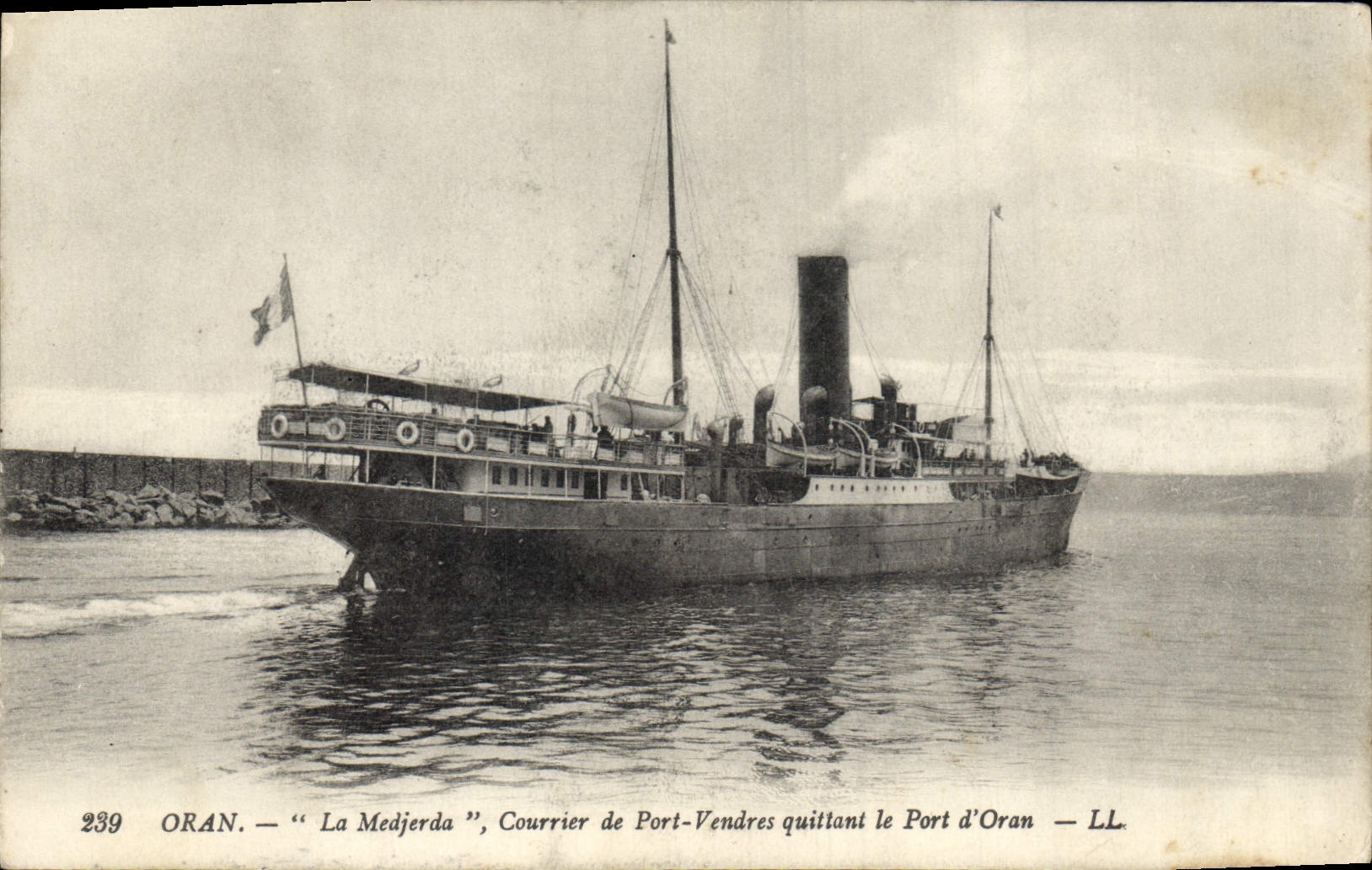 ORAN — "La Medjerda", Courrier de Port-Vendres quittant le Port d'Oran — LL