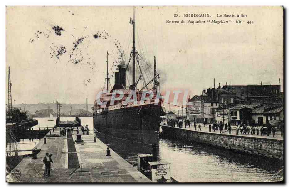 CPA Bateau Bordeaux Le bassin a flot Entree du paquebot Magellan