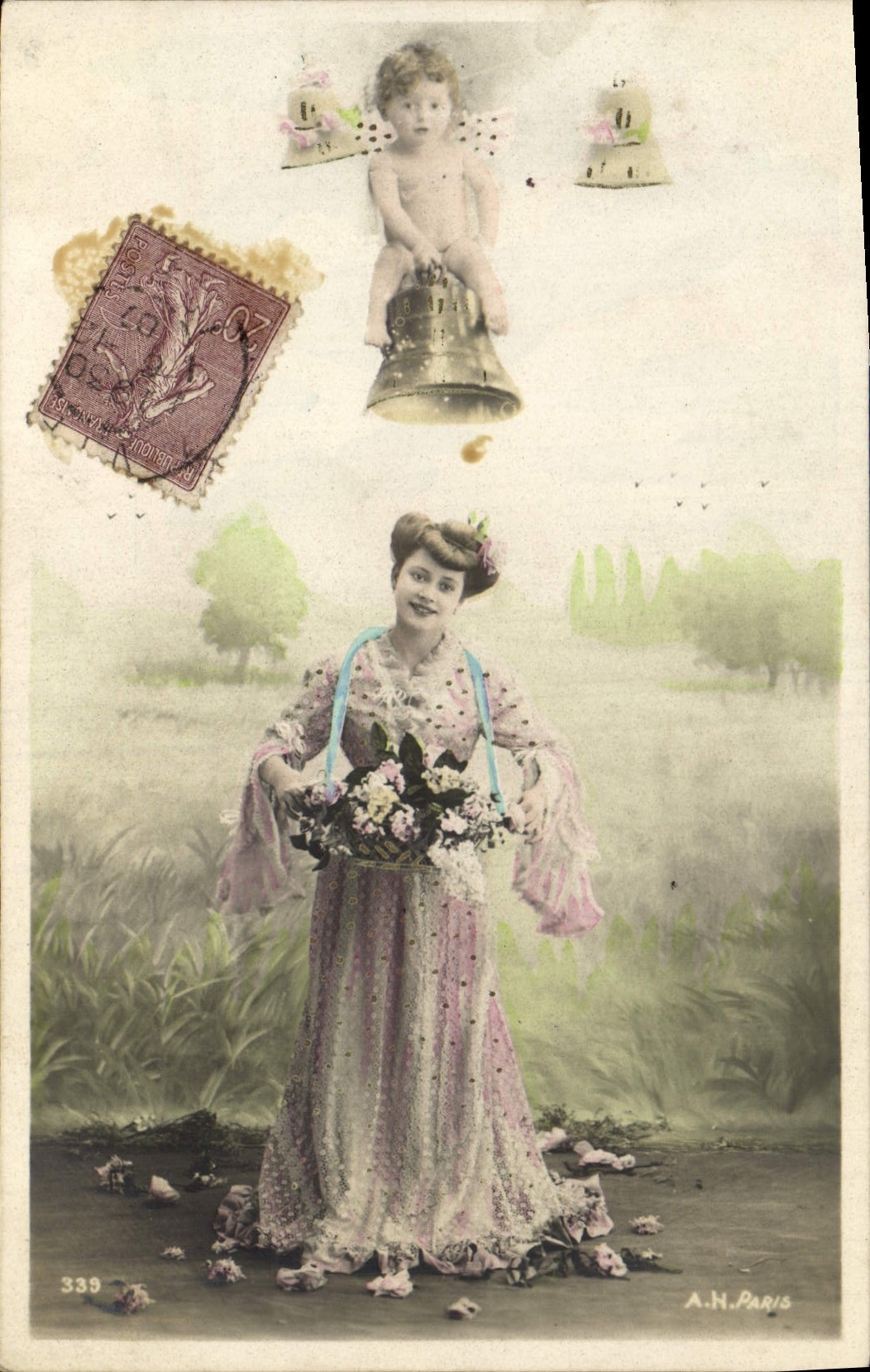 Femme en robe rose tenant un panier de fleurs — ange jouant d'une cloche — A.N. PARIS n°339