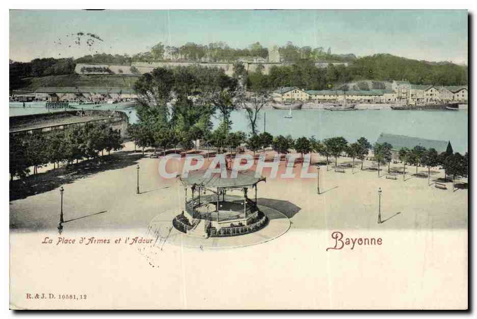 CPA Kiosque Bayonne La place d'armes et l'ADour 
