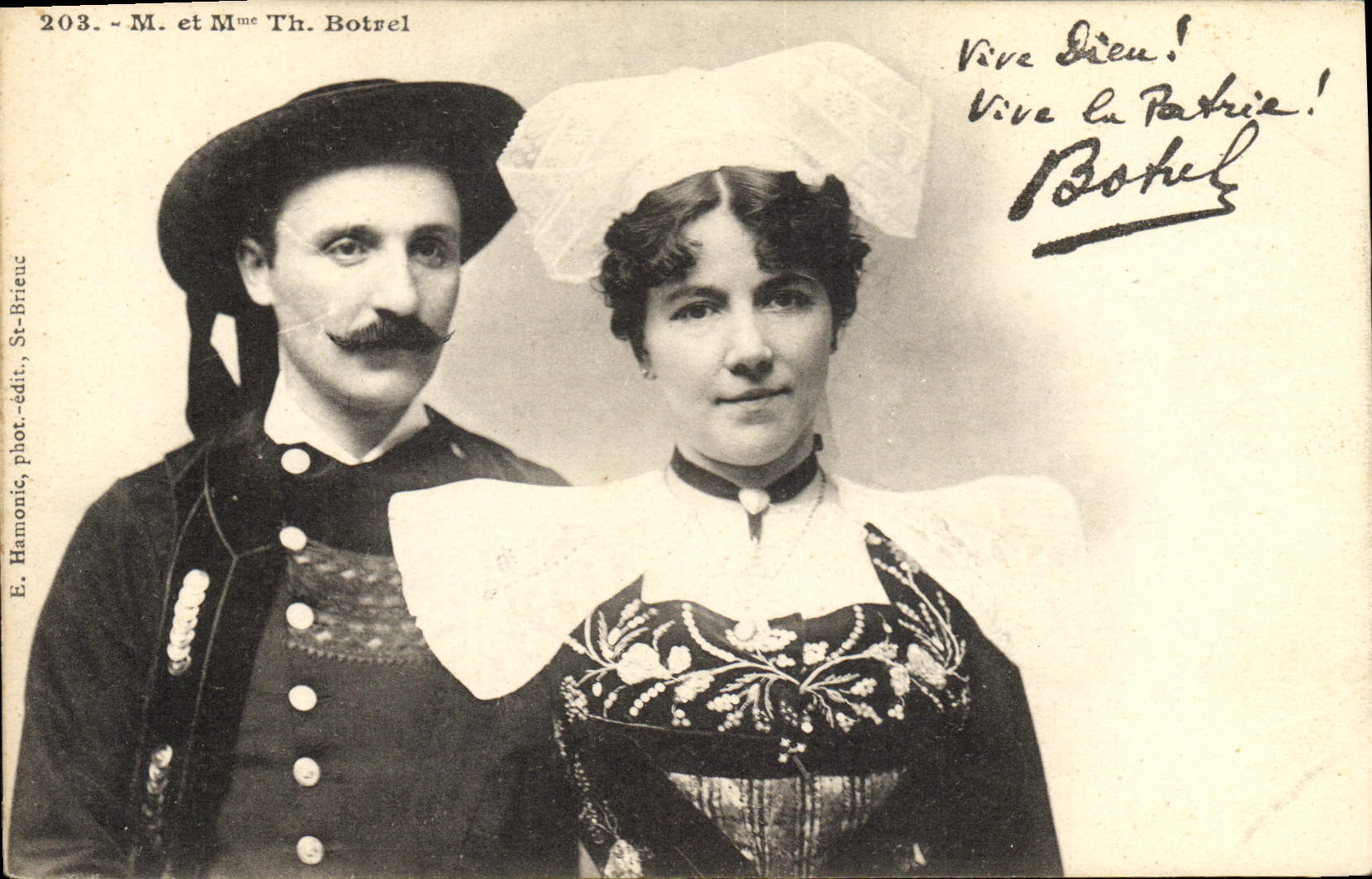 CPA Folklore M et Mme Th Botrel 