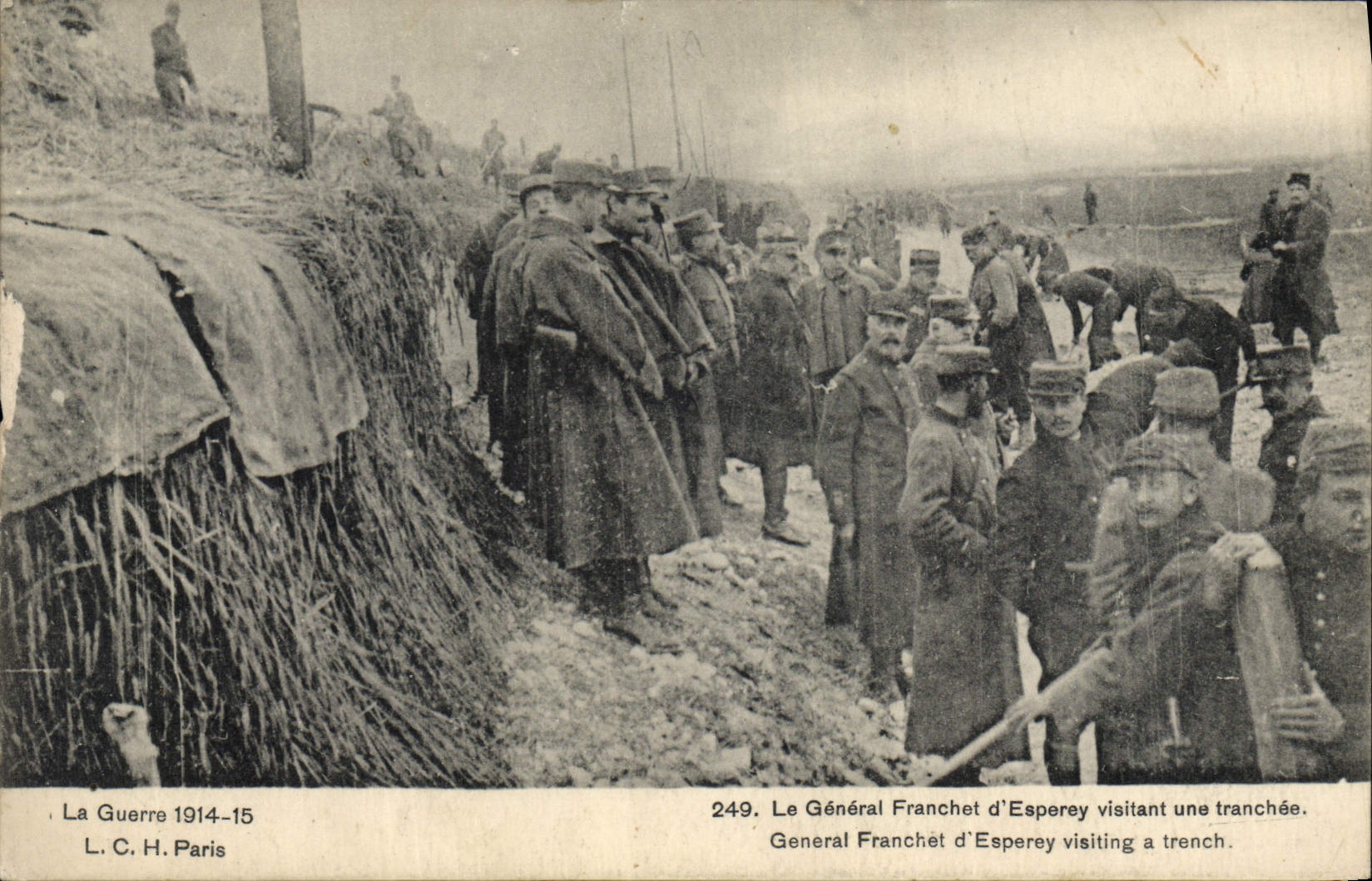 CPA Militaria Le general Franchet d'Esperey visitant une tranchee 