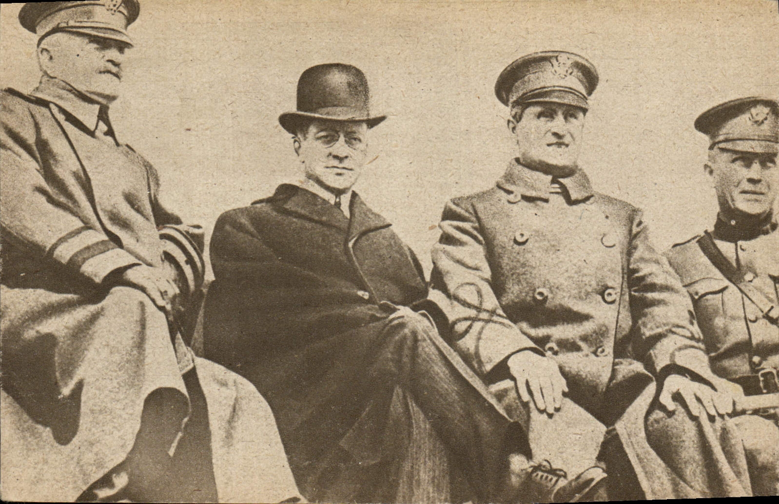 Quatre hommes en uniforme — photographie — Collection privée de M. Gouget