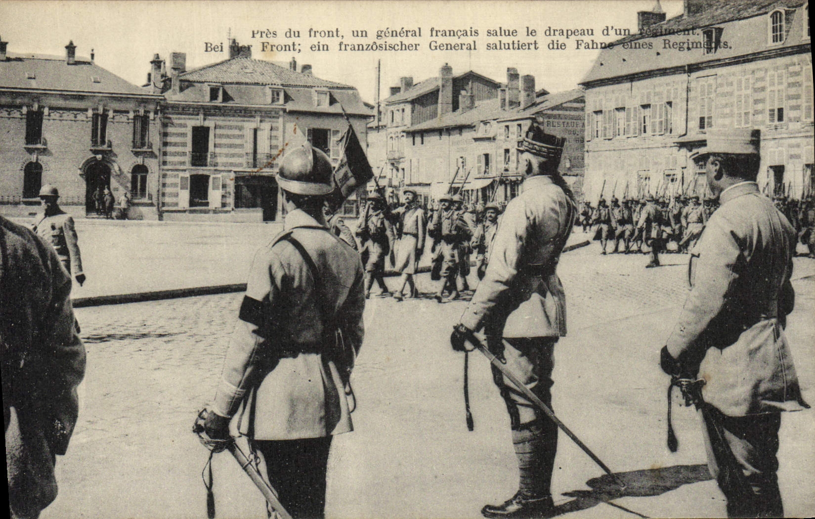 CPA Militaria Pres du front un general francais salue le drapeau 