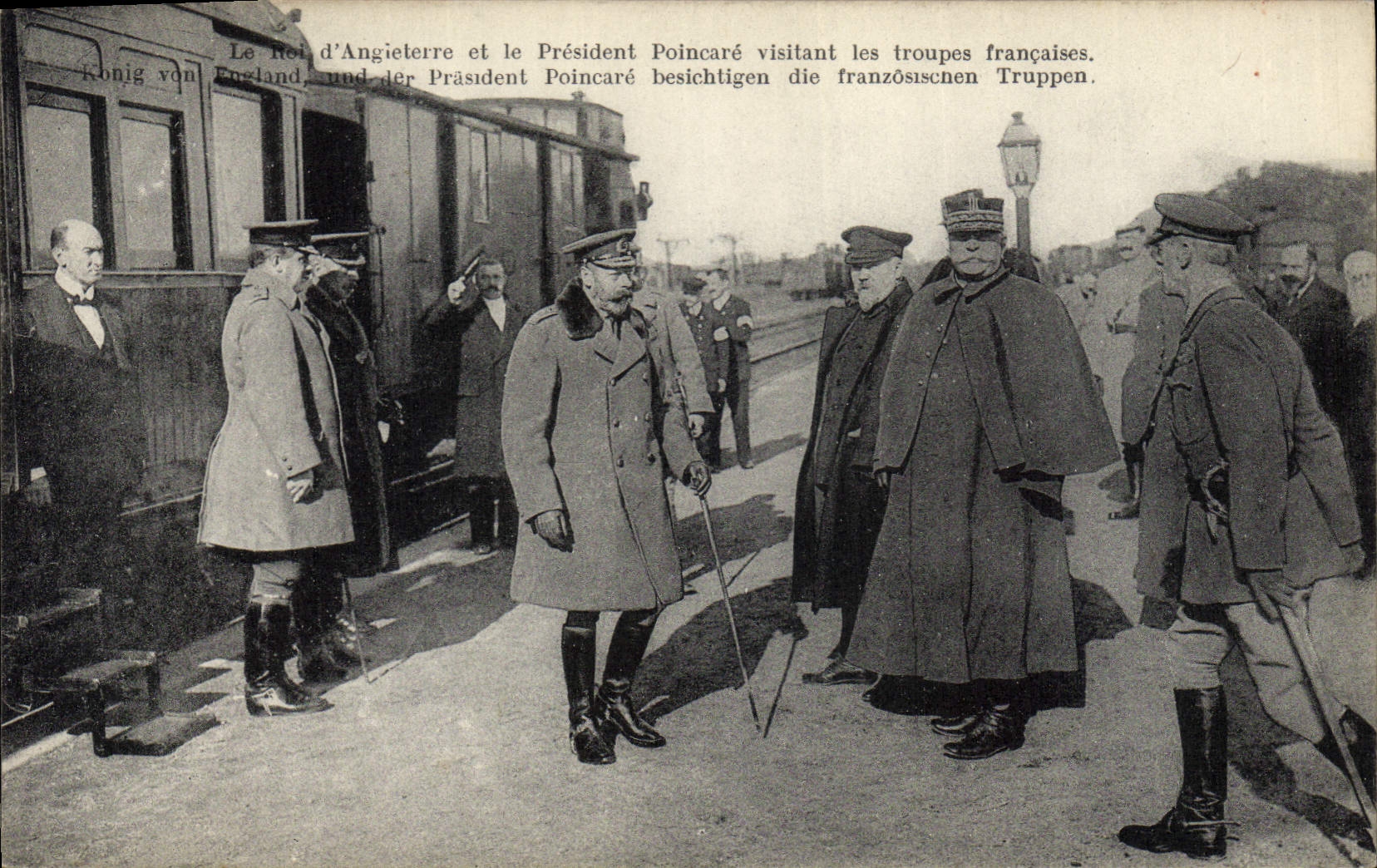 Le Roi d'Angleterre et le Président Poincaré visitant les troupes françaises — édition multilingue