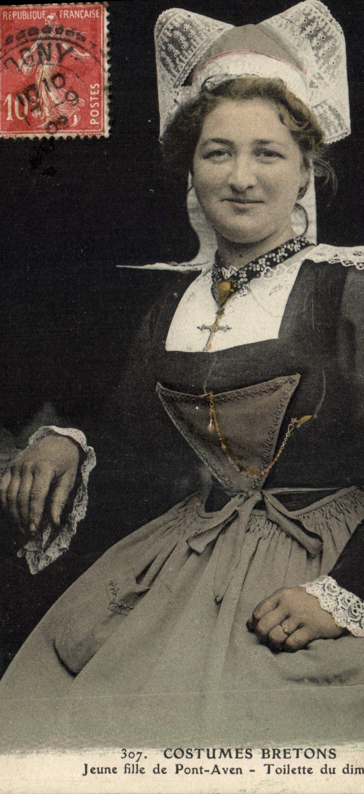 CPA Folklore Costumes Bretons Jeune fille de Pont Aven Toilette du dimanche 