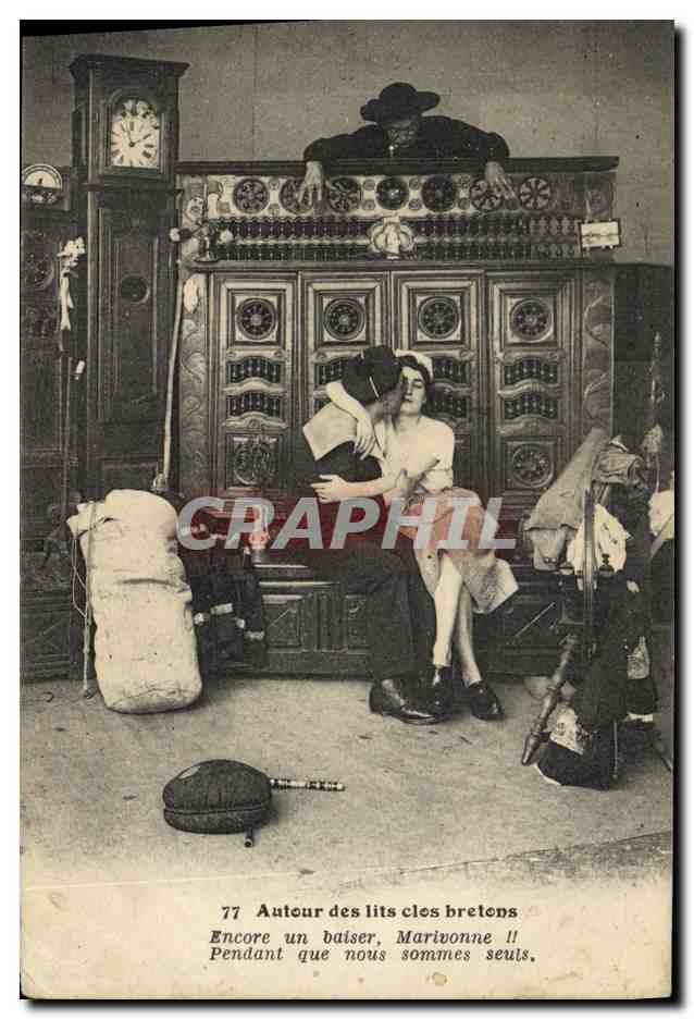 CPA Folklore Autour des Lits clos bretons Encore un baiser 