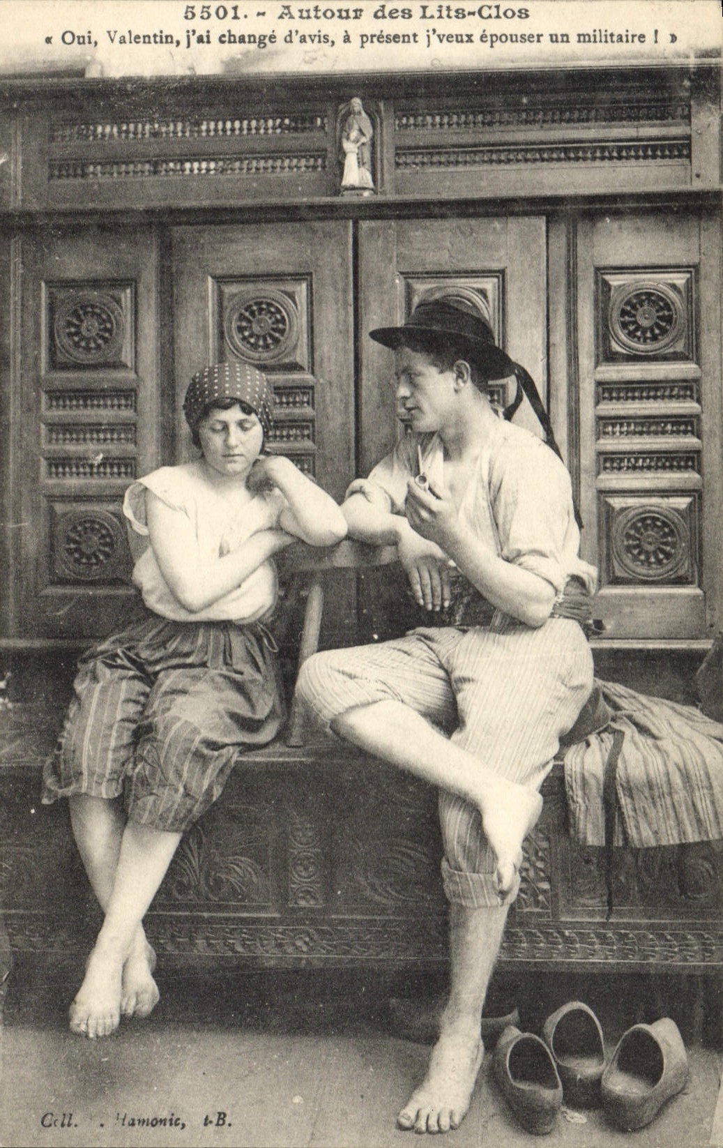 CPA Folklore Autour des Lits clos Oui Valentin 