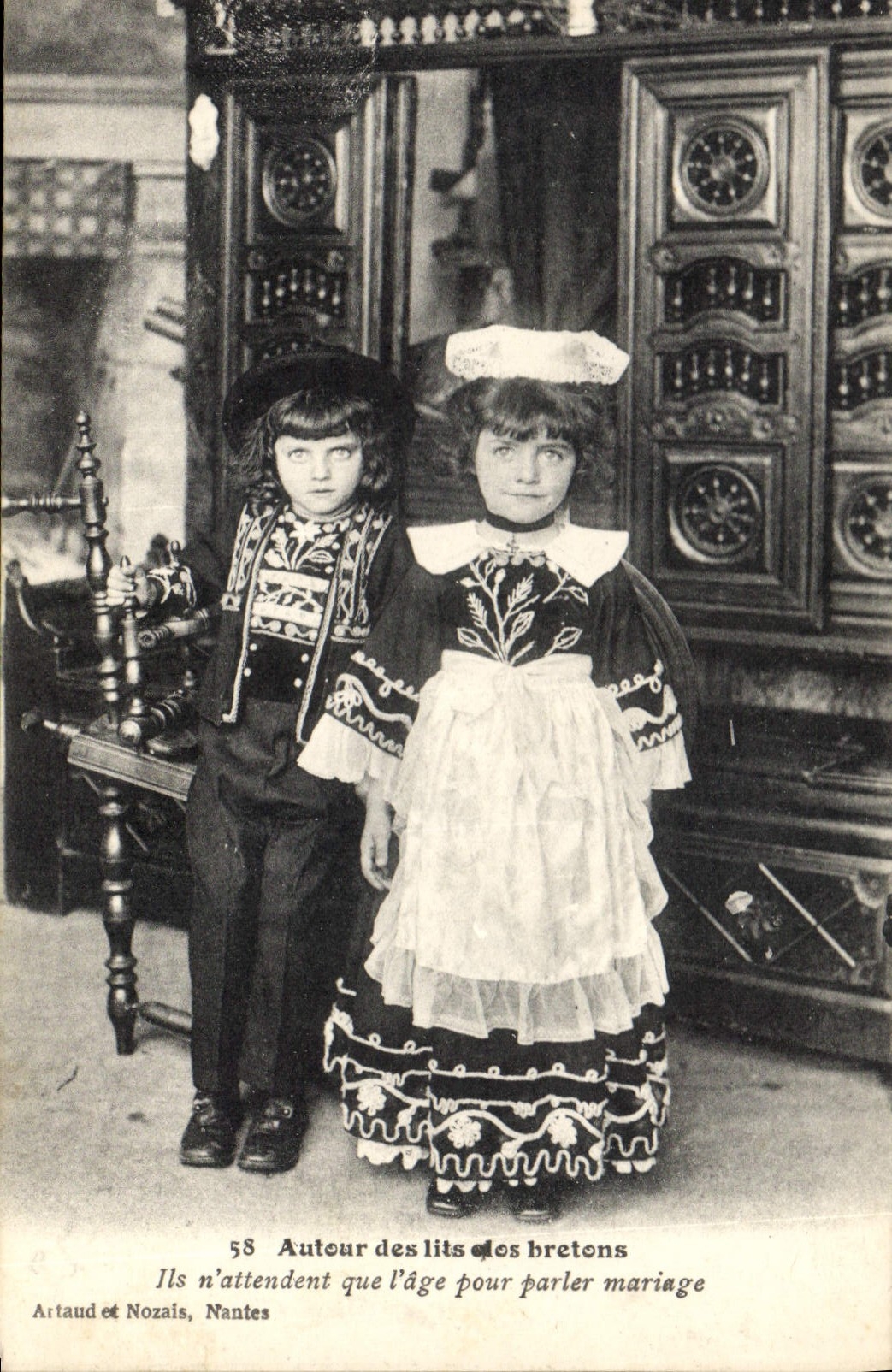 CPA Folklore Autour des Lits clos Ils n'attendent que l'age pour parler mariage 