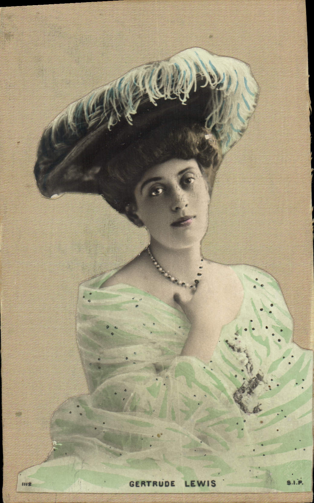 Gertrude Lewis — Retrato en vestido elegante — S.I.P. n° 1112