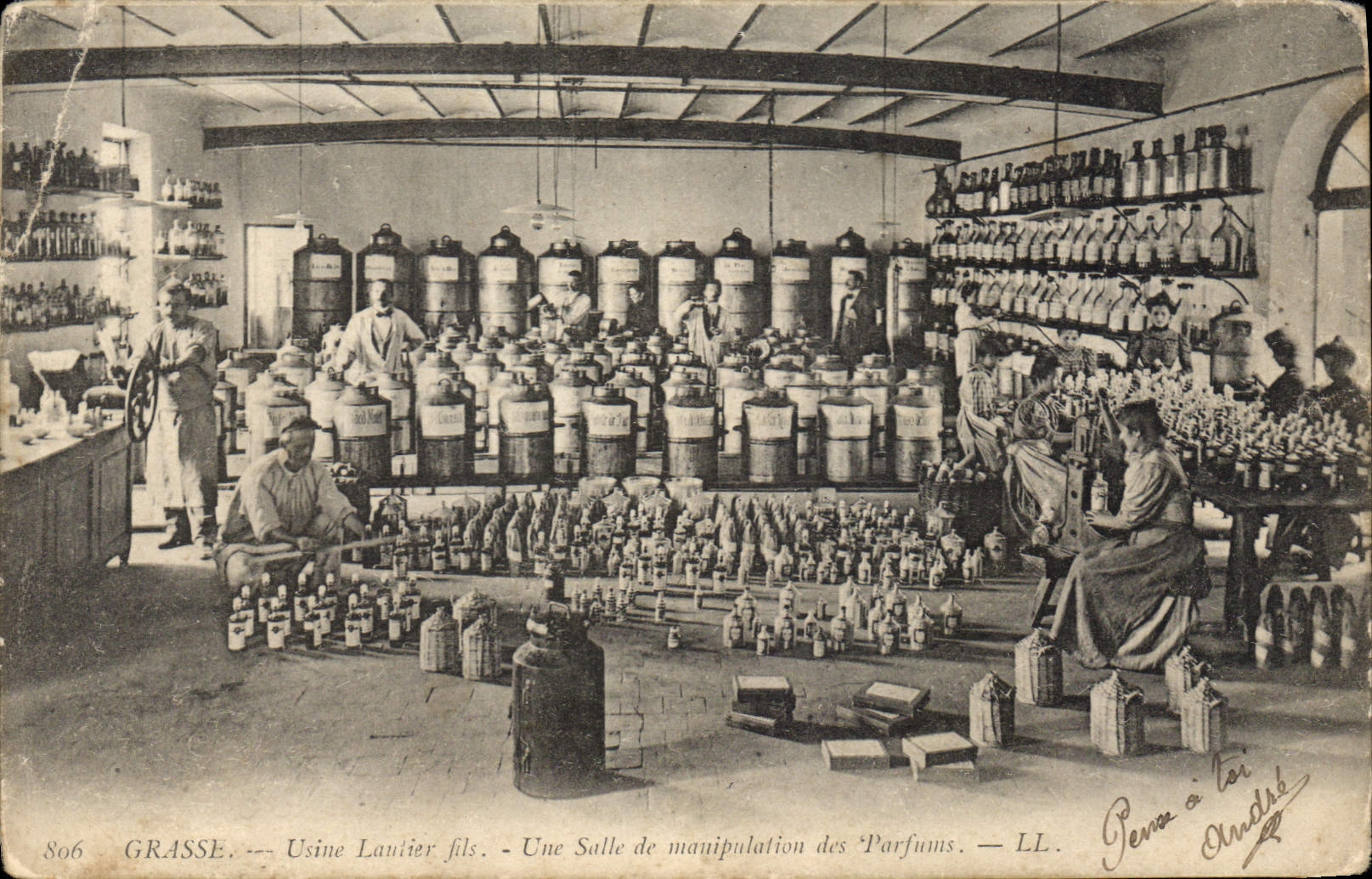 CPA Grasse Usine Lautier Fils Une salle de manipulation des parfums 