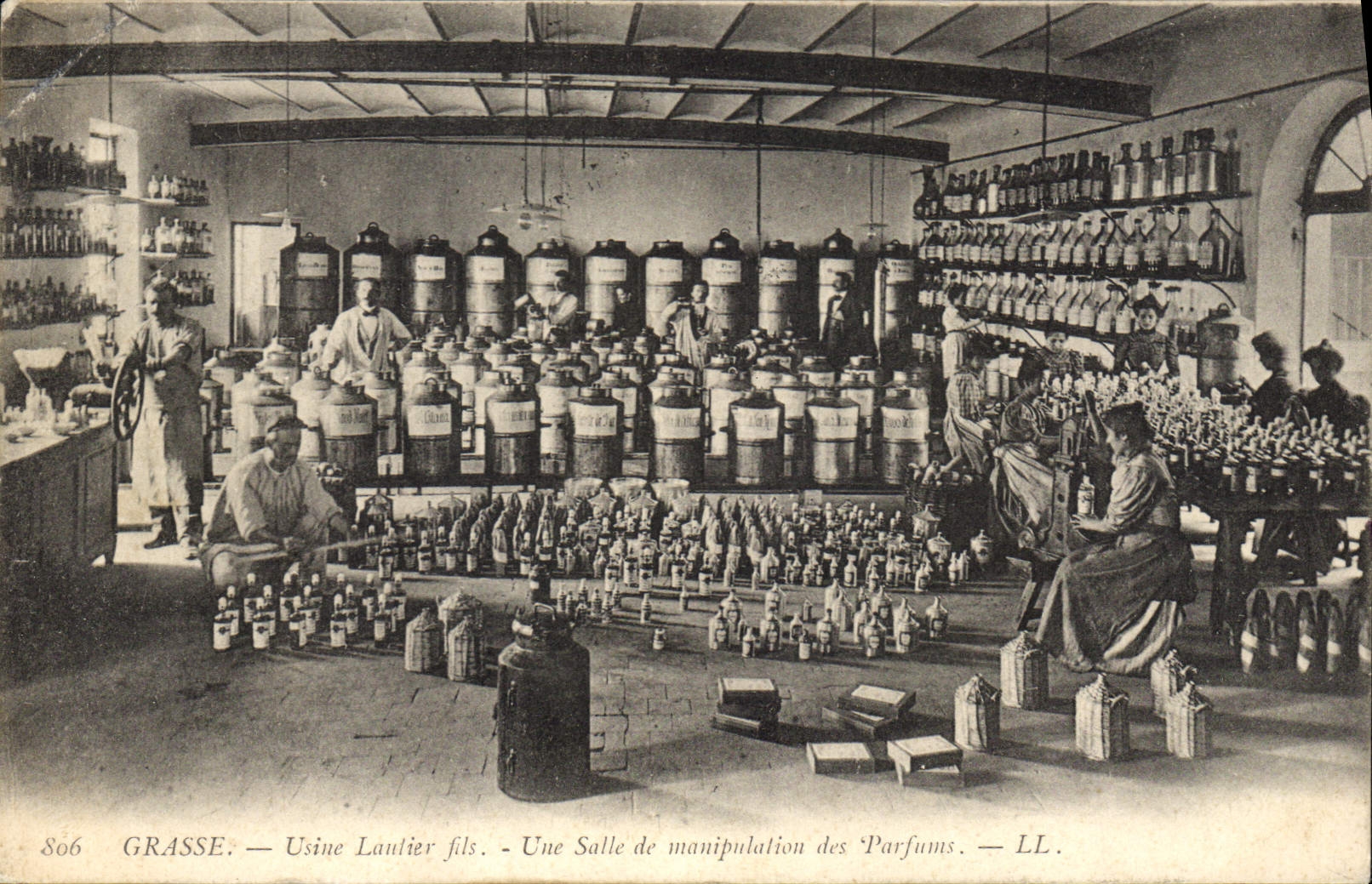 CPA Cueillette Grasse Usine Lautier Fils Une salle de manipulation des parfums TOP 
