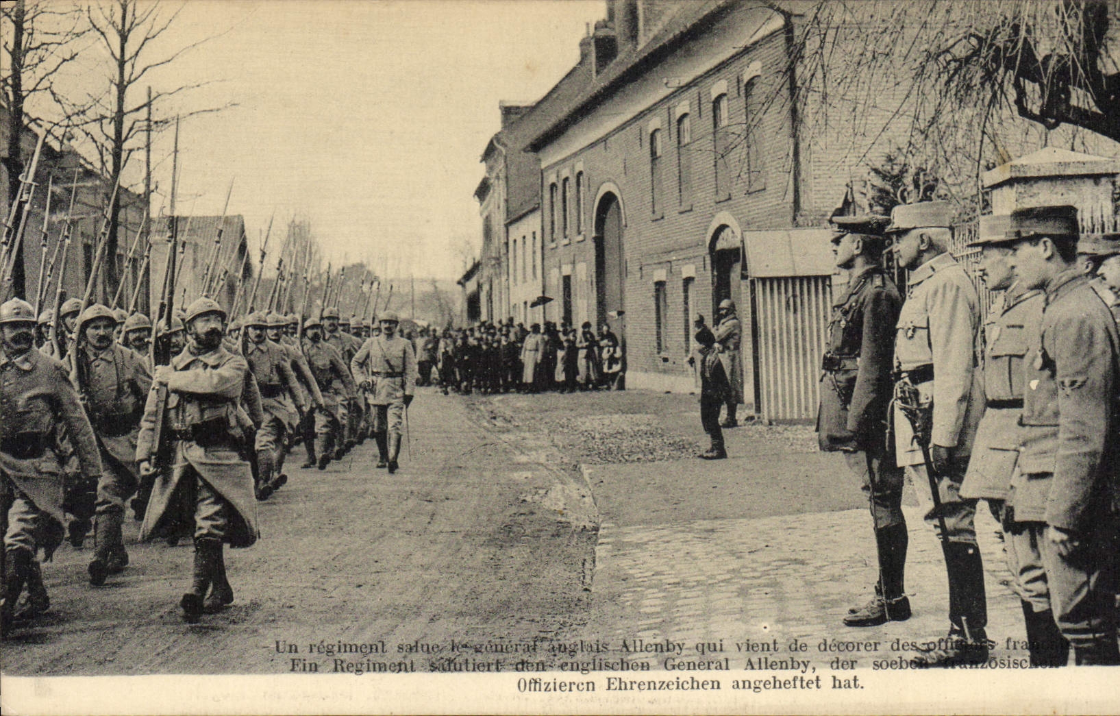 Regiment saluant le général anglais Allenby — décoré des officiers français — éditeur non identifié, n° de série non visible