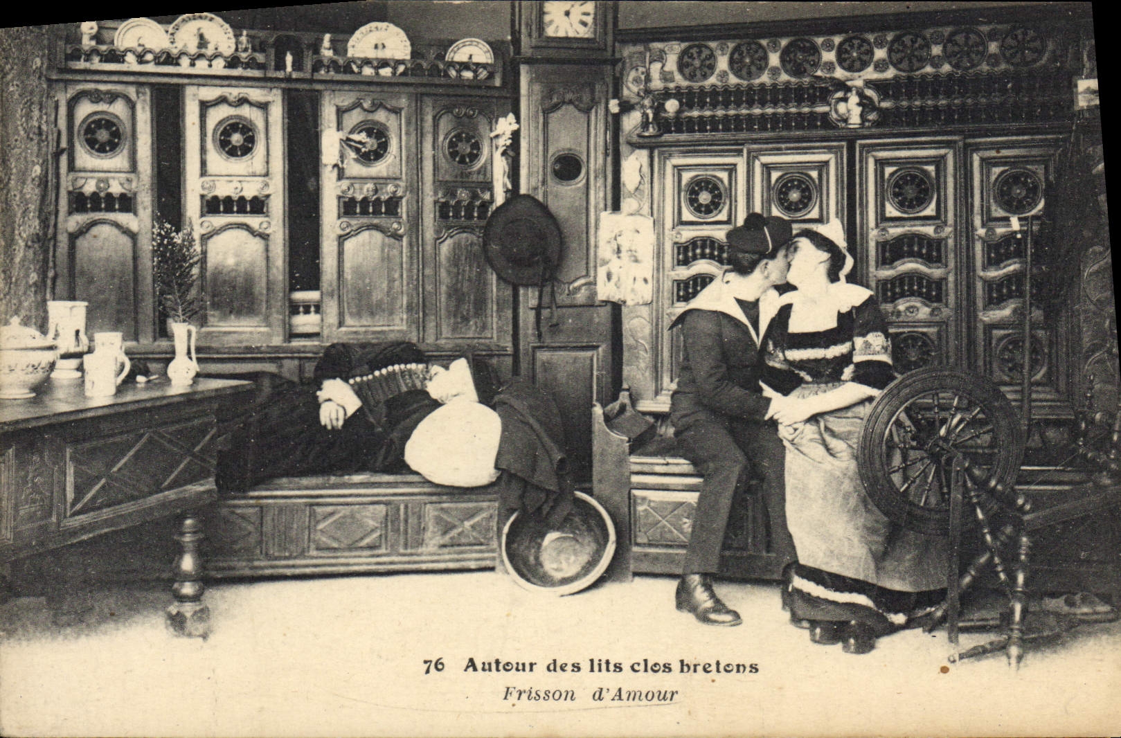 CPA Folklore Lits Clos Frisson d'amour