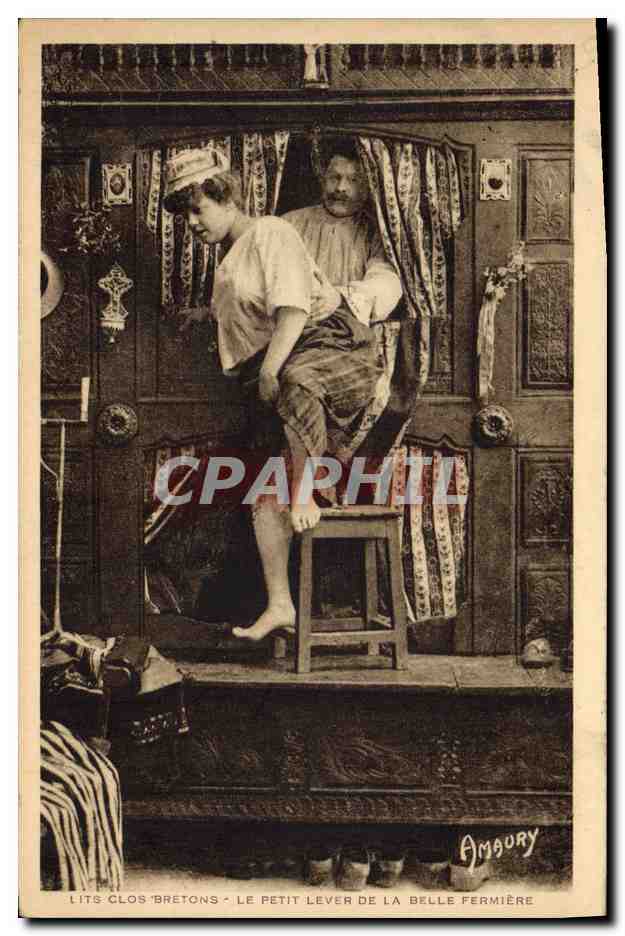 CPA Folklore Lits Clos Bretons Le petit lever de la belle fermiere 