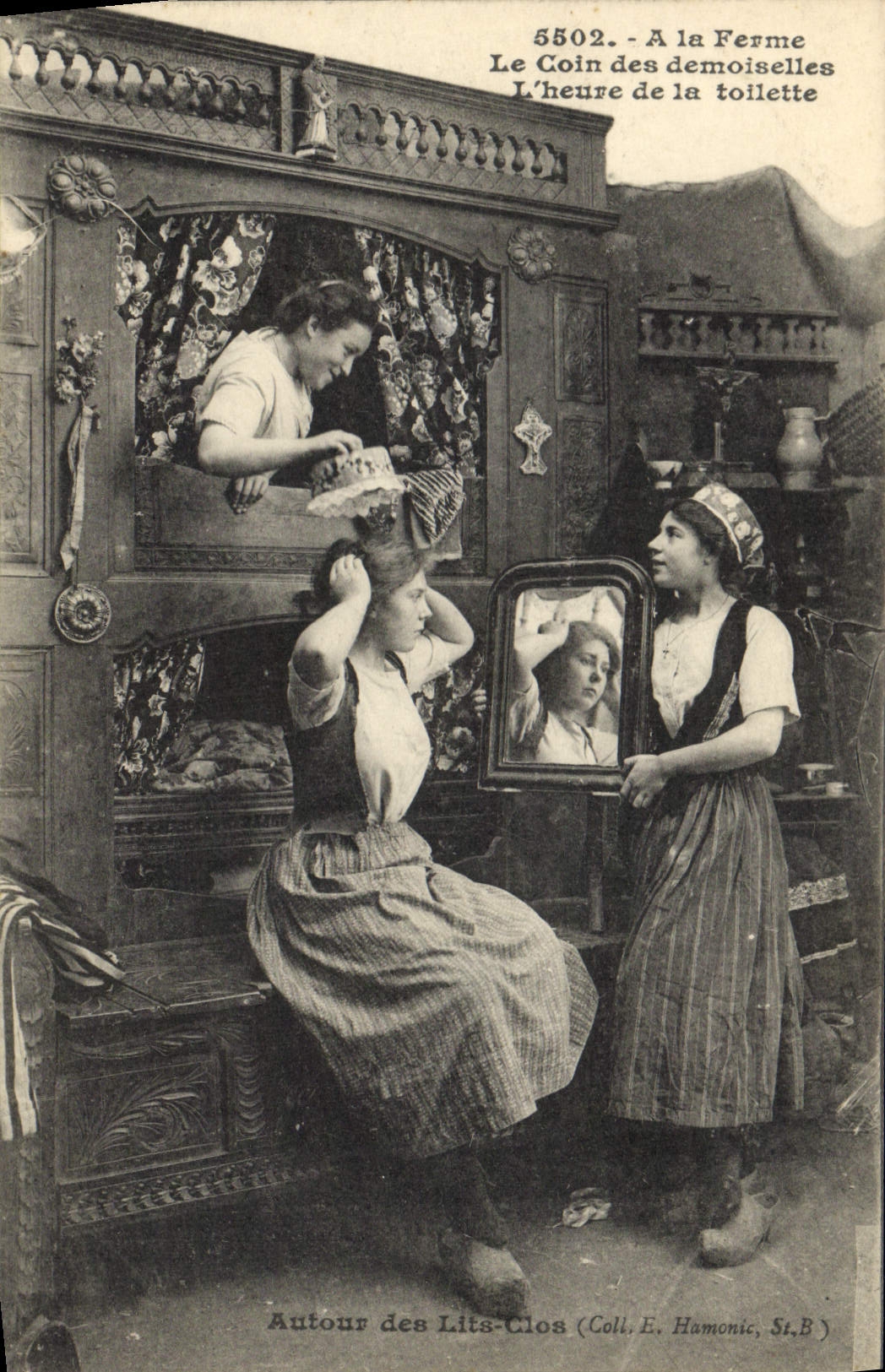 CPA Folklore Lits Clos A la ferme Le coin des demoiselles L'heure de la toilette