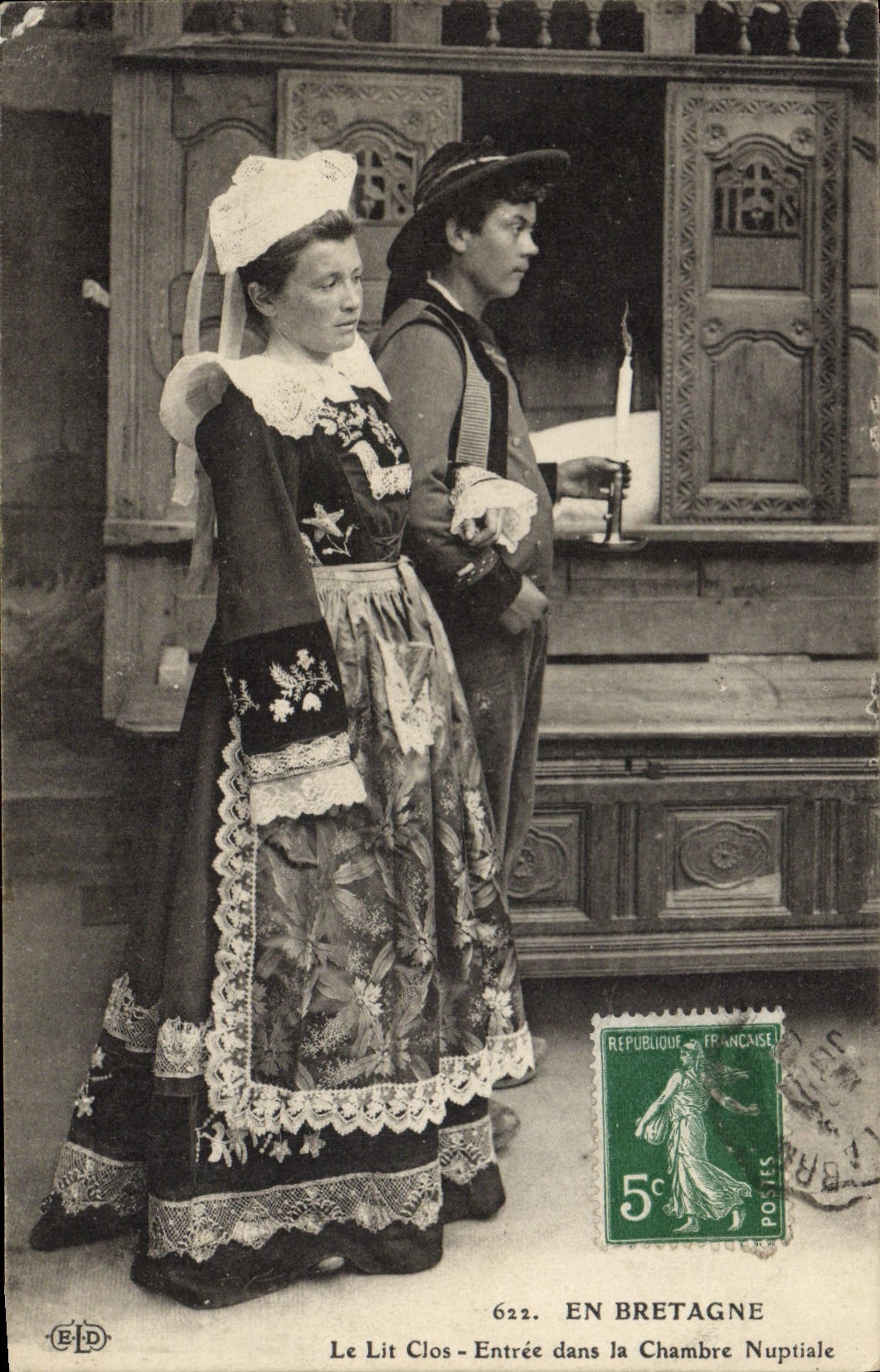 CPA Folklore Lits Clos Entree dans la chambre nuptiale Mariage