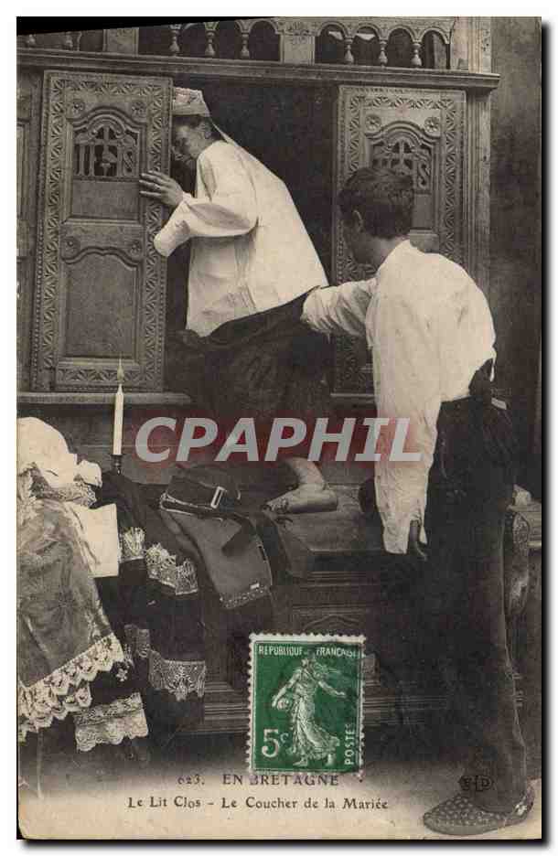 CPA Folklore Lits Clos Le coucher de la mariee Mariage