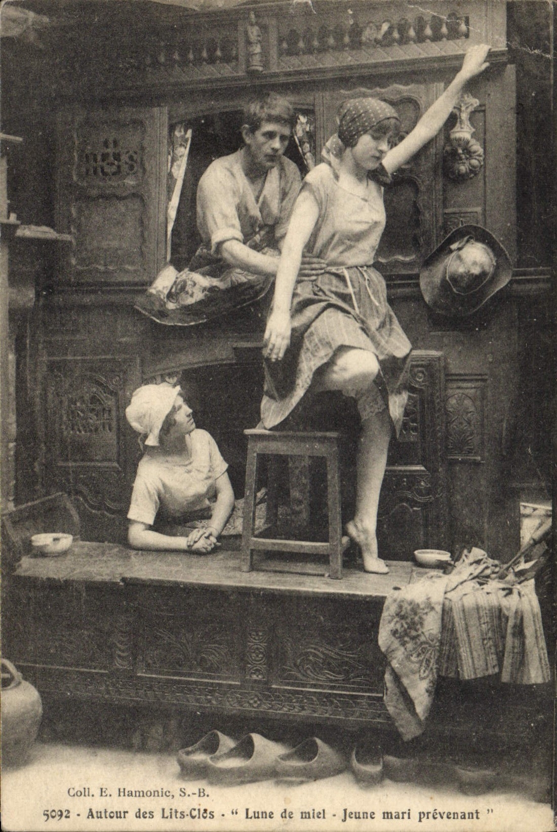 CPA Folklore Lits Clos Lune de miel Jeune mari prevenant