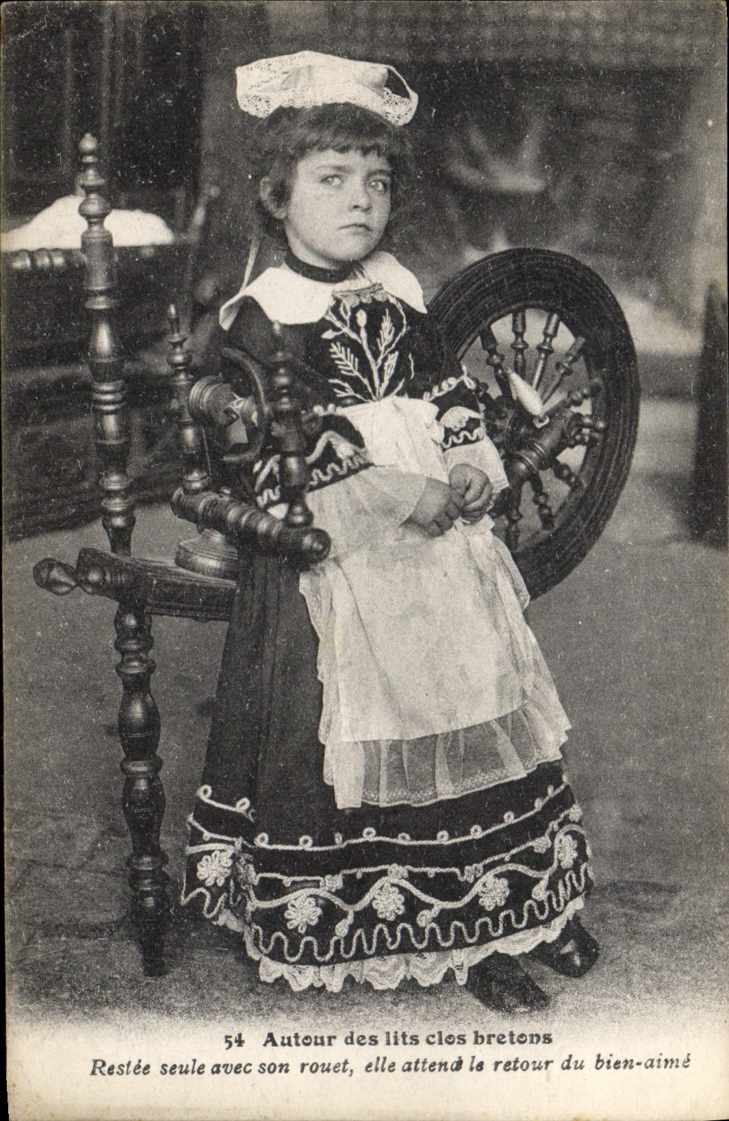 CPA Folklore Autour des Lits Clos Enfant