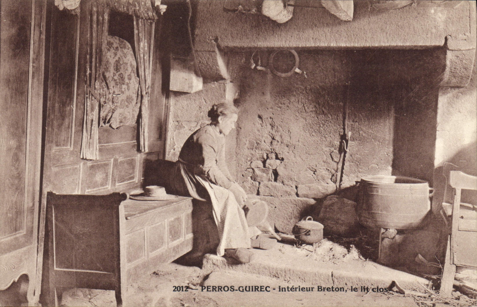 CPA Folklore Lits Clos Perros Guirec Interieur Breton Le Lit clos