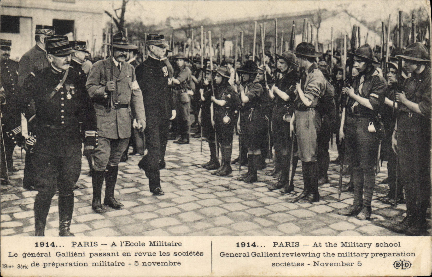 Paris — Le général Galliéni passant en revue les sociétés de préparation militaire — 5 novembre 1914 — 19me Série
