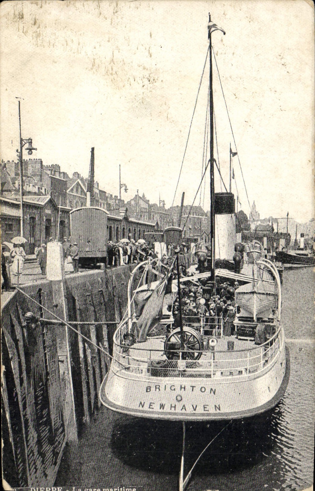 CPA Bateau Dieppe La gare maritime Brighton Newhaven 