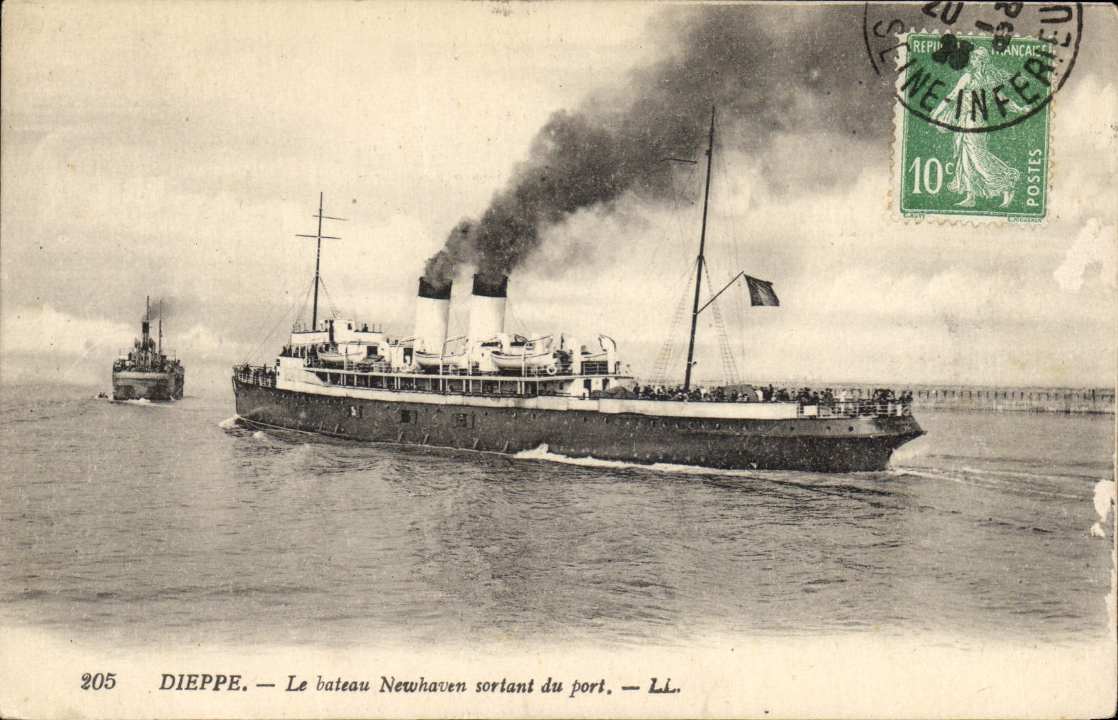 Dieppe — Le bateau Newhaven sortant du port — LL. n°205