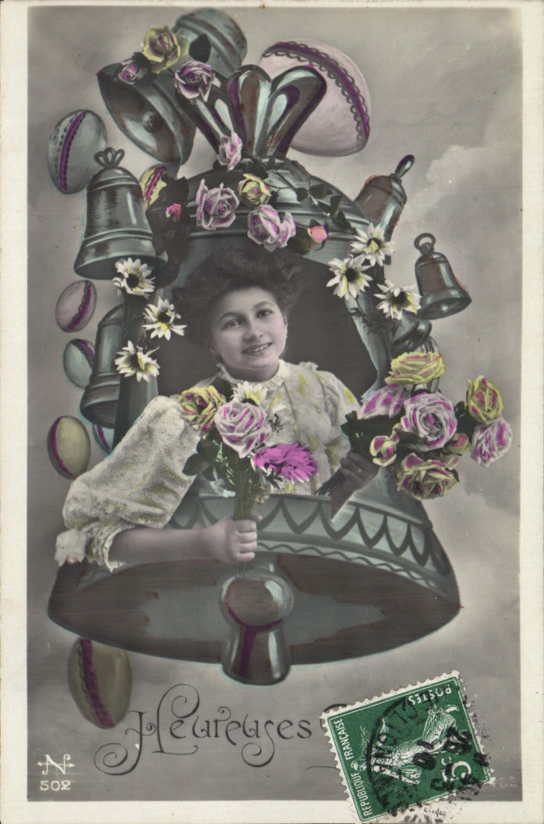 Femme souriante dans une grande cloche — décor de cloches et fleurs — éditeur N° 502