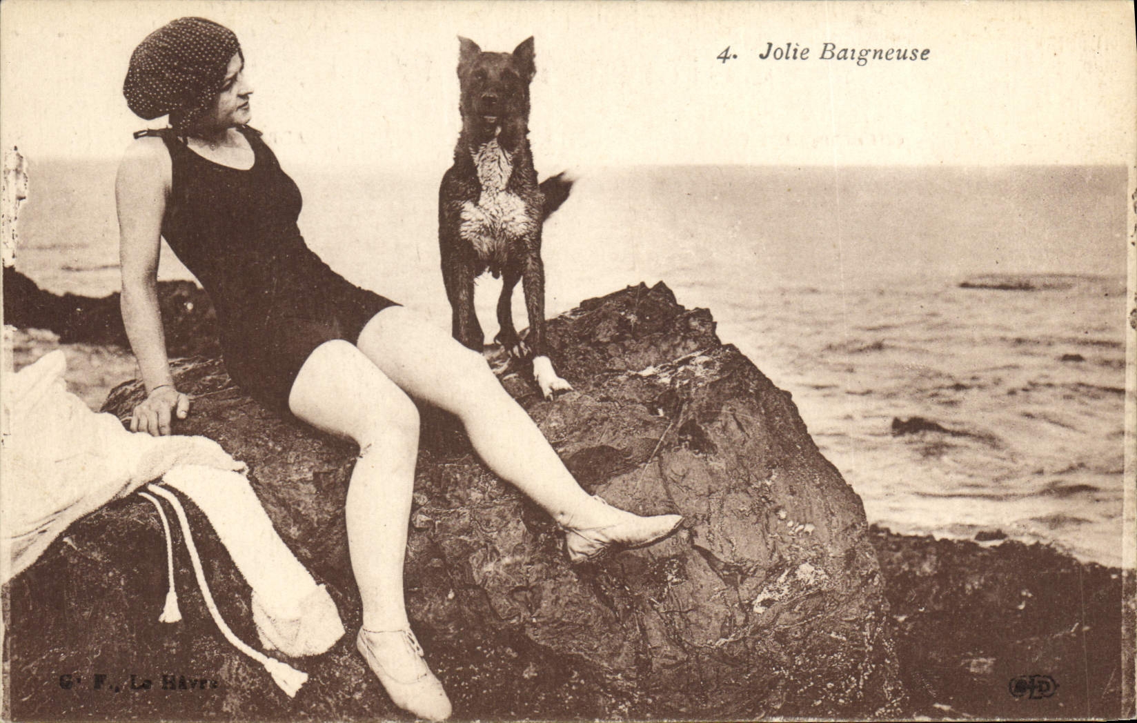 Jolie Baigneuse — avec chien — G. F. Le Havre, n°4
