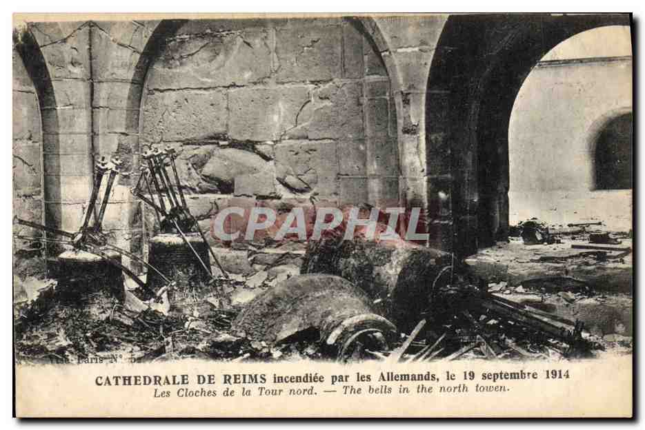 CPA Cloche Cathedrale de Reims incendiee par les Allemands Les cloches de la tour Nord 