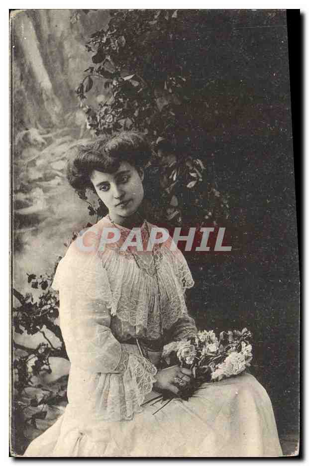 Jeune femme en robe à dentelle — avec bouquet — éditée par La Sonomme, Paris