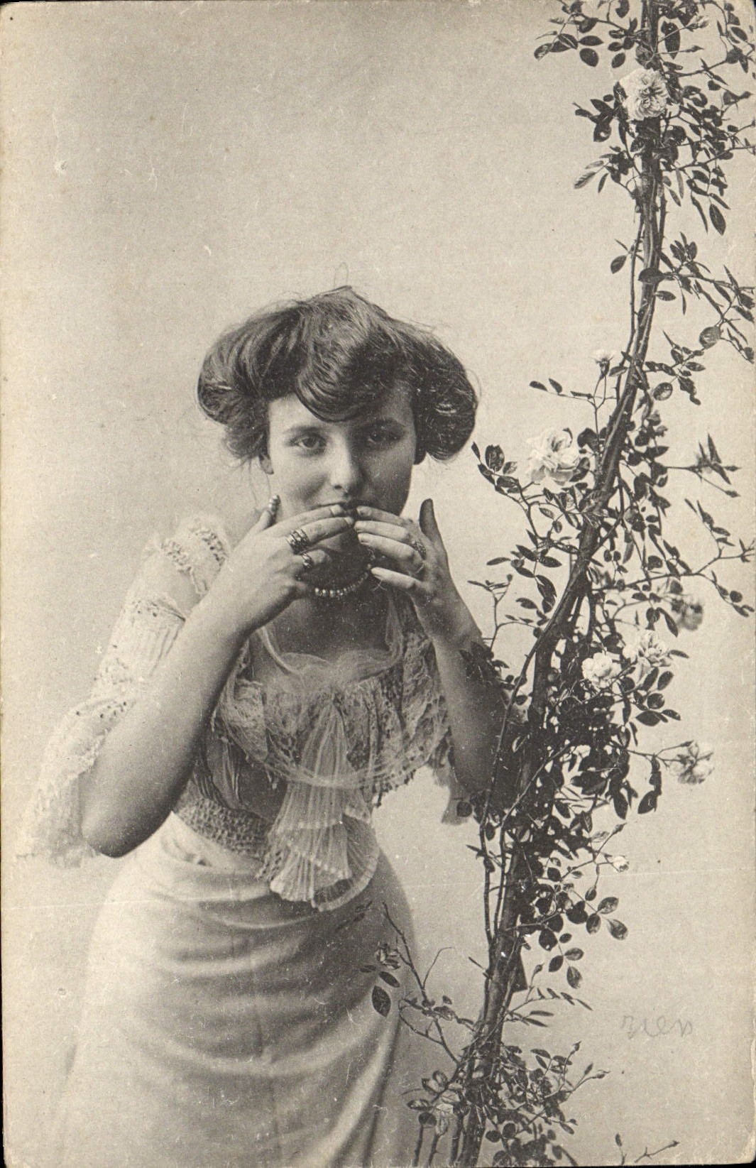 Jeune femme en robe à dentelle — pose avec rosier — éditeur Tébáhem, Paris