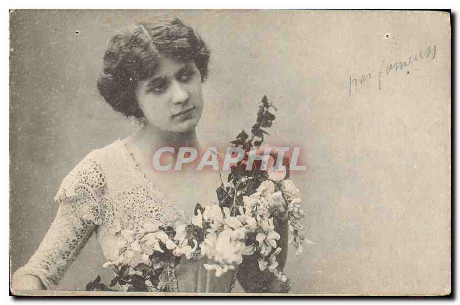 Jeune femme en robe à dentelle — tenant un bouquet — éditée par La Sonorine, Paris
