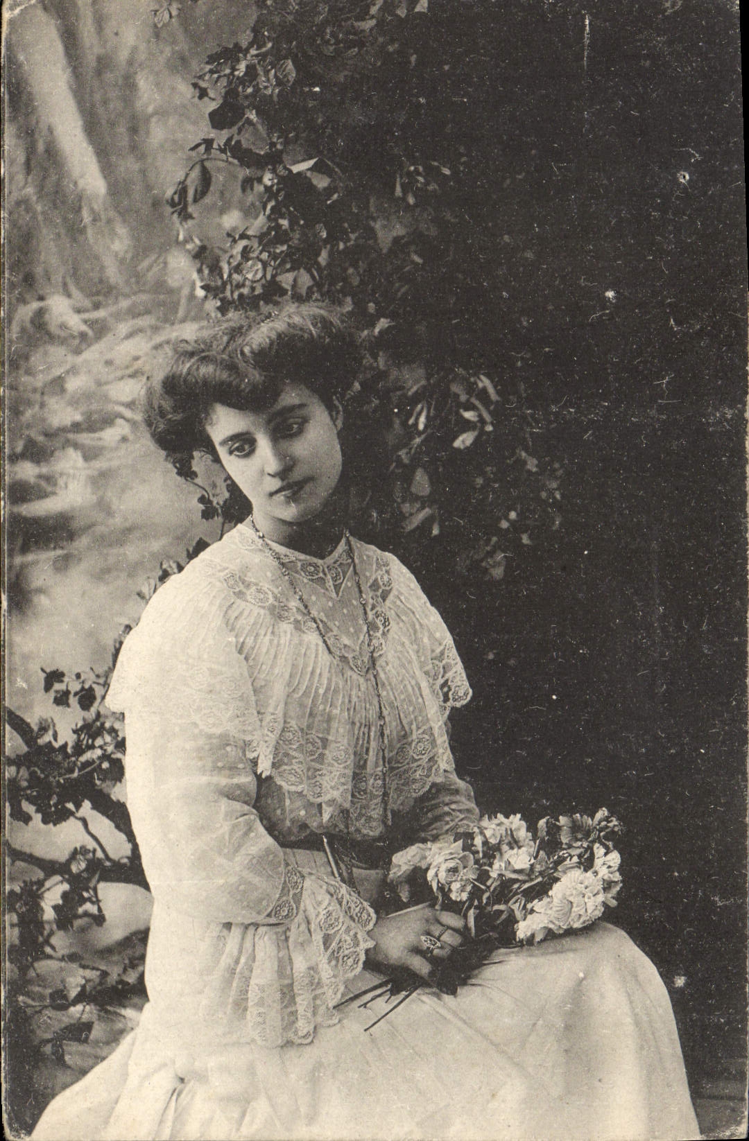 Jeune femme en robe à dentelle — avec bouquet — éditée par La Sonorine, Paris