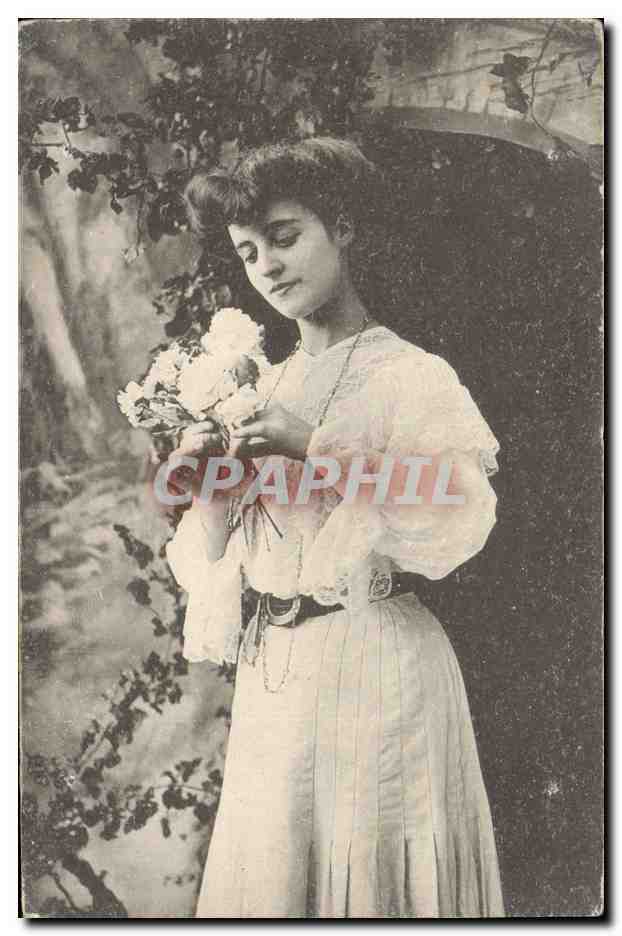 Jeune femme en robe à volants tenant un bouquet — Tébérihm, Paris — éditeur La Sonomine