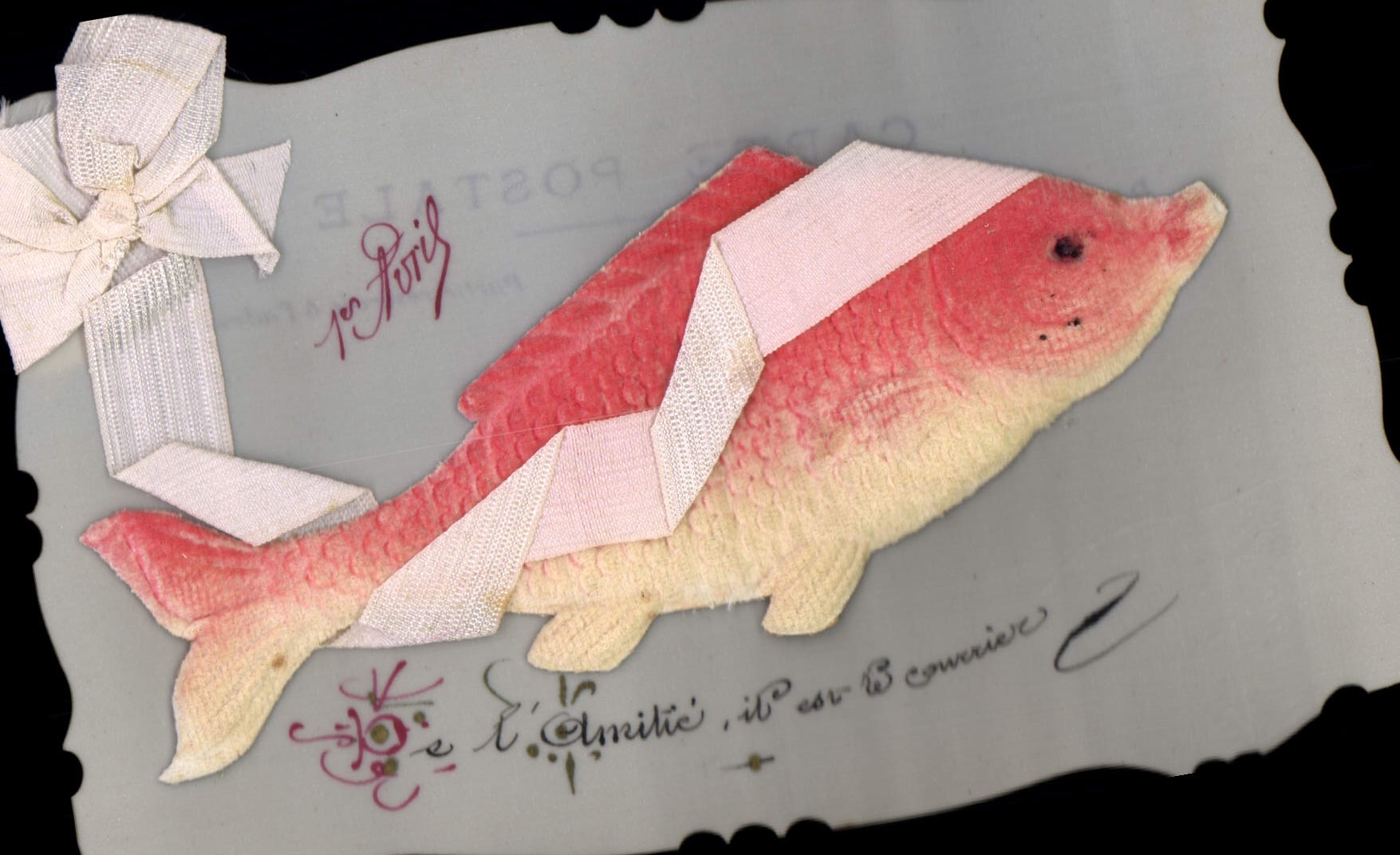 Schmückender Fisch — Ansichtskarte mit einem Stofffisch und Schleife — Verlag unbekannt