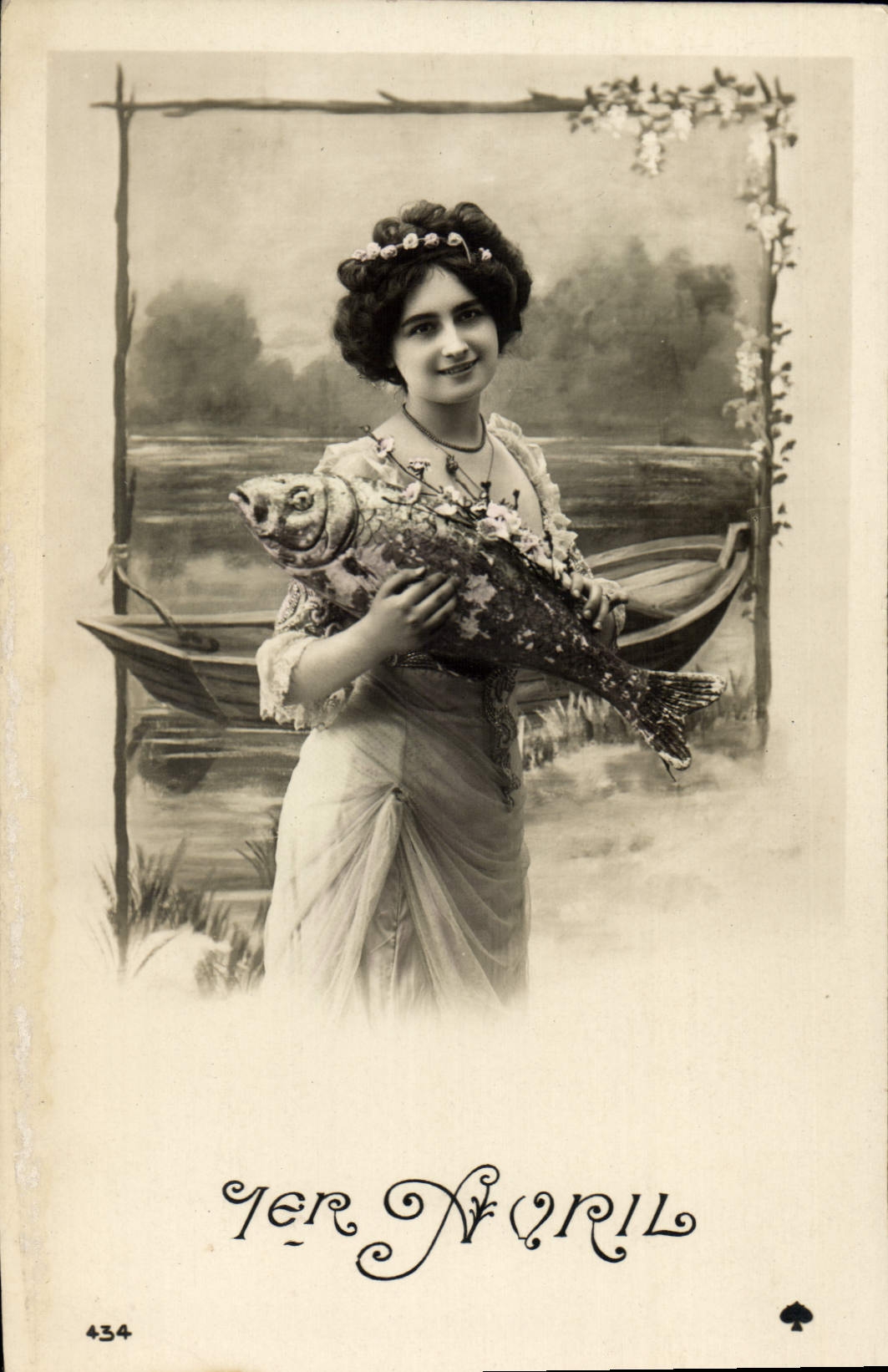 Femme tenant un poisson décoré — éditeur anonyme, n° 434